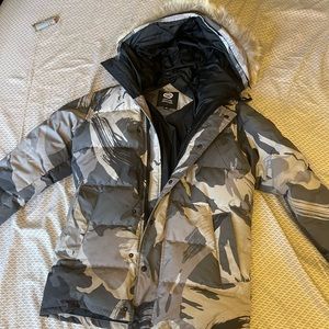 Canada goose white and grey camo  size M